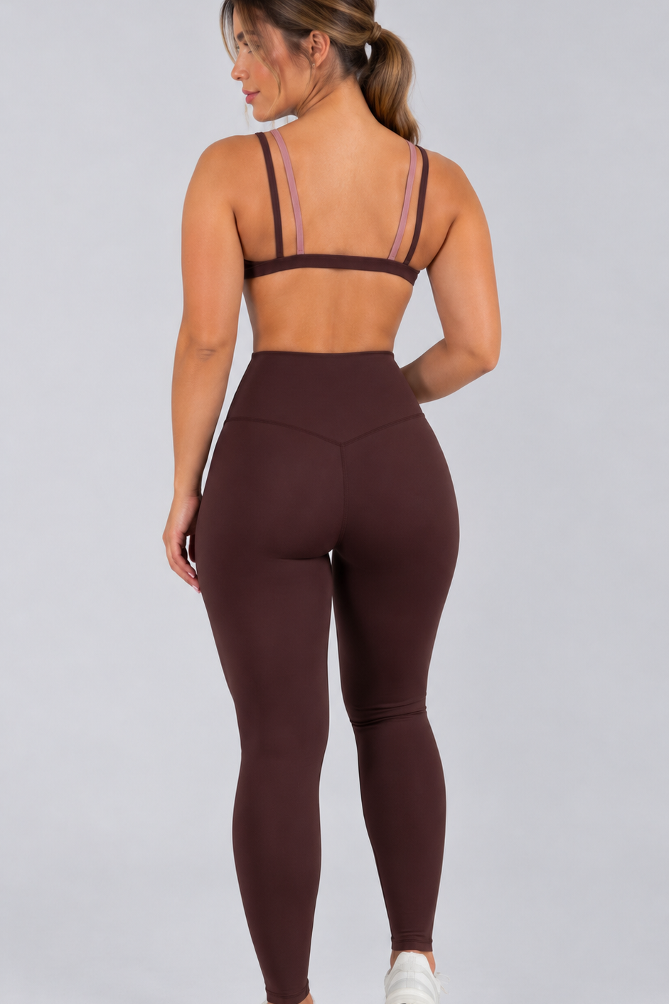 Modelo luciendo el set Serene de top de tiras y leggings – Empowerwear